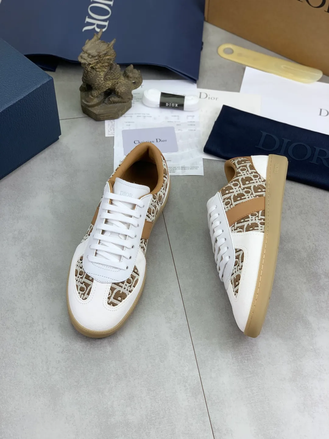 Men's men's shoes 💰P542 New Dior B01 top version of moral training shoes! ! ! White first-layer cowhide, fully oiled upper, original TPU molded outsole. New to the Fall 2025 collection, this sneaker marks the return of Dior’s classic style, reinterpreted in a stylish and elegant silhouette. Crafted from white smooth first-grain cowhide with a tonal silk sheepskin lining, it features the Dior logo on the tongue and inner sides, and a CD icon on the heel. Paired with Tpu anti-slip soles of the same color, it can be matched with various styles to create a sophisticated look.  Code number: 39-45 Complete package with airplane box